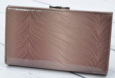 Portfel Damski Skórzany PATRIZIA 14 cm Klamra i Klapka Skóra Naturalna Lakierowany FF-108 CAPPUCCINO RFID 14 x 9 x 4 [cm]