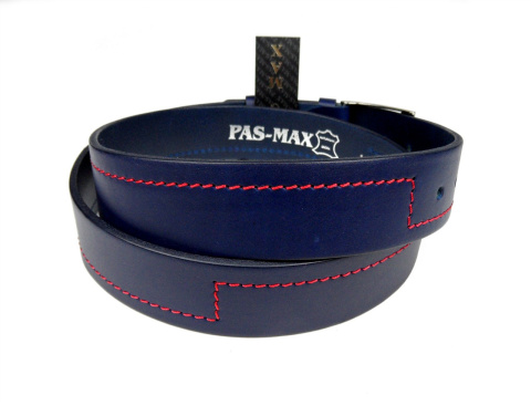 Granatowy szyty czerwoną niktką w schody