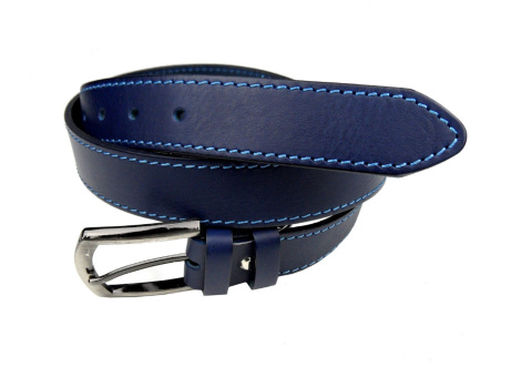 Szyty niebieski z błękitną nitką