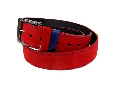 Czerwony z niebieską nitką