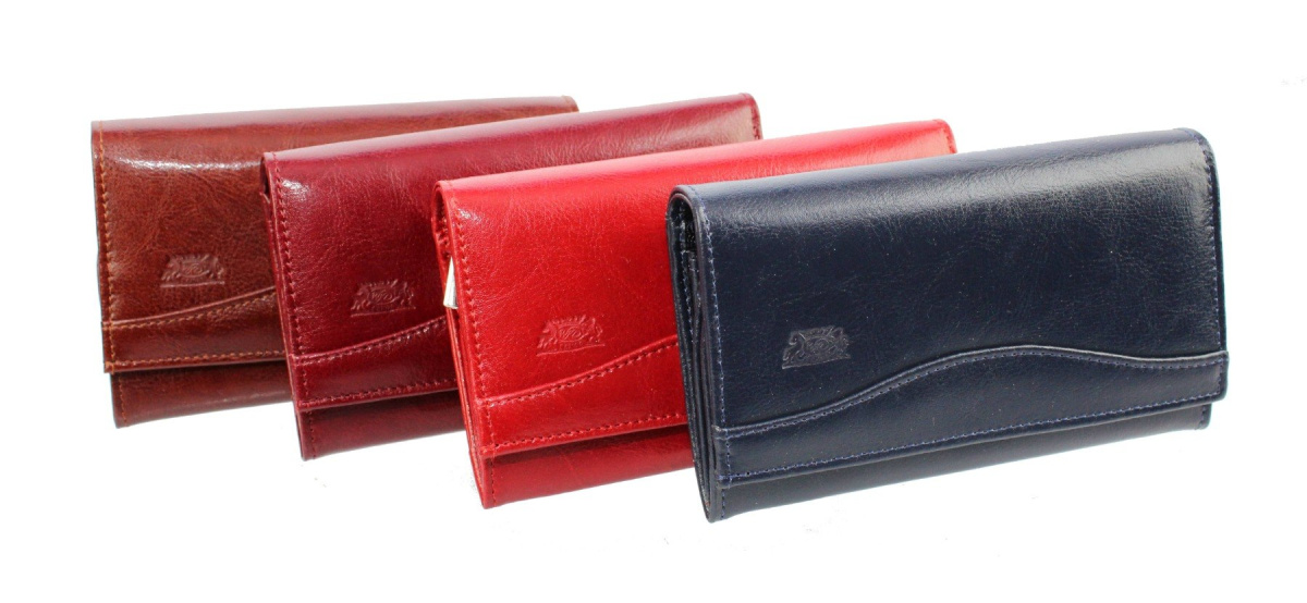 cztery portfele w różnych kolorach