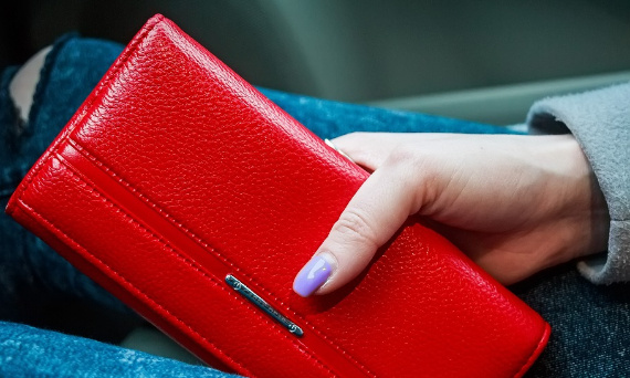 Stylowe sposoby na noszenie skórzanego portfela damskiego